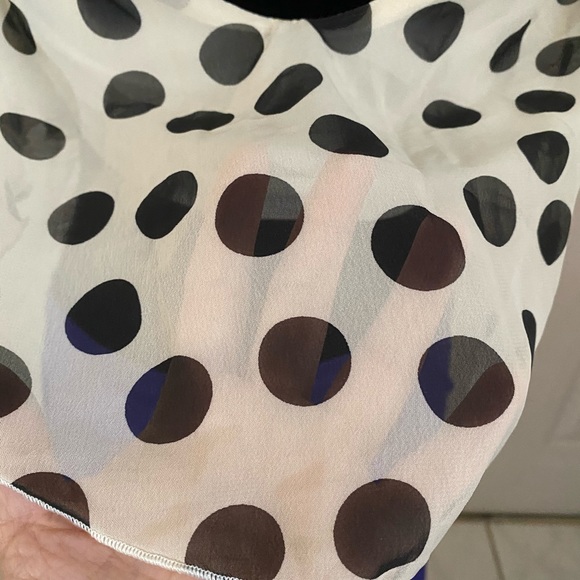 Small white & black polka dot crop top. - Picture 5 of 6